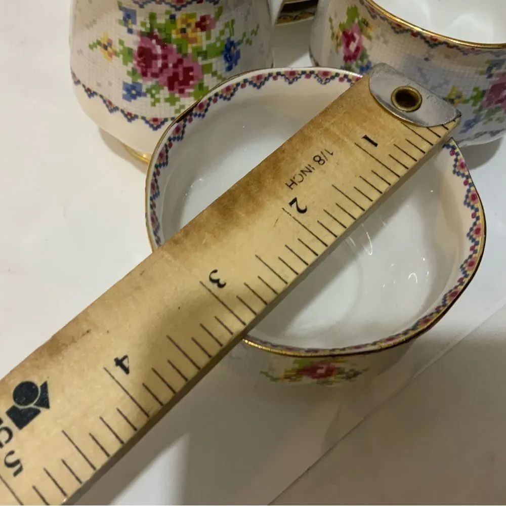 Set 6VINTAGE ROYAL ALBERT FINE BONE CHINA PETIT POINT PATTERN TEA CUP & saucers